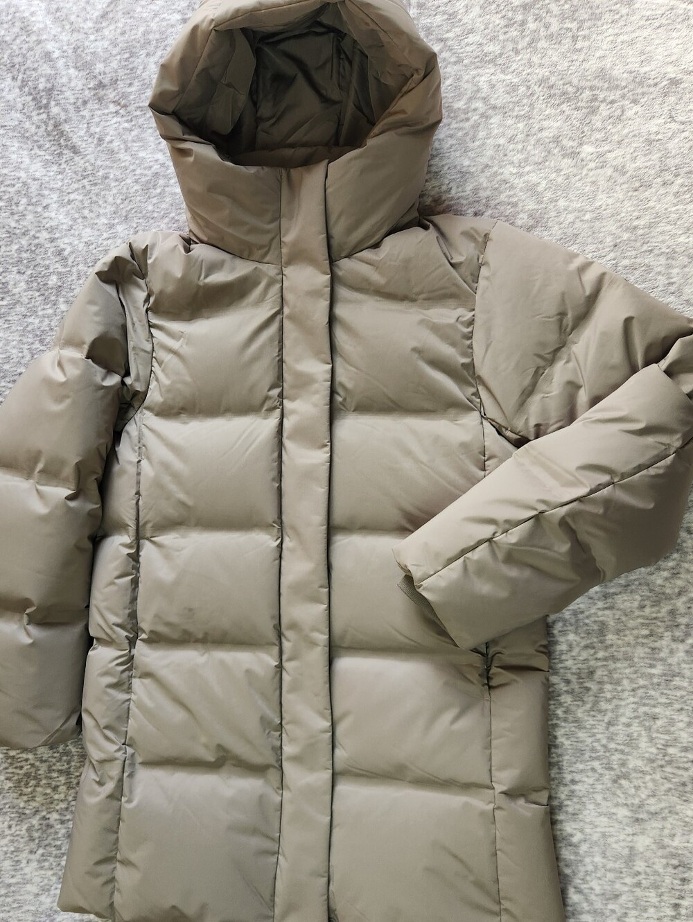 Uniqlo Hooded Puffer Coat in Greige, Unisex, M